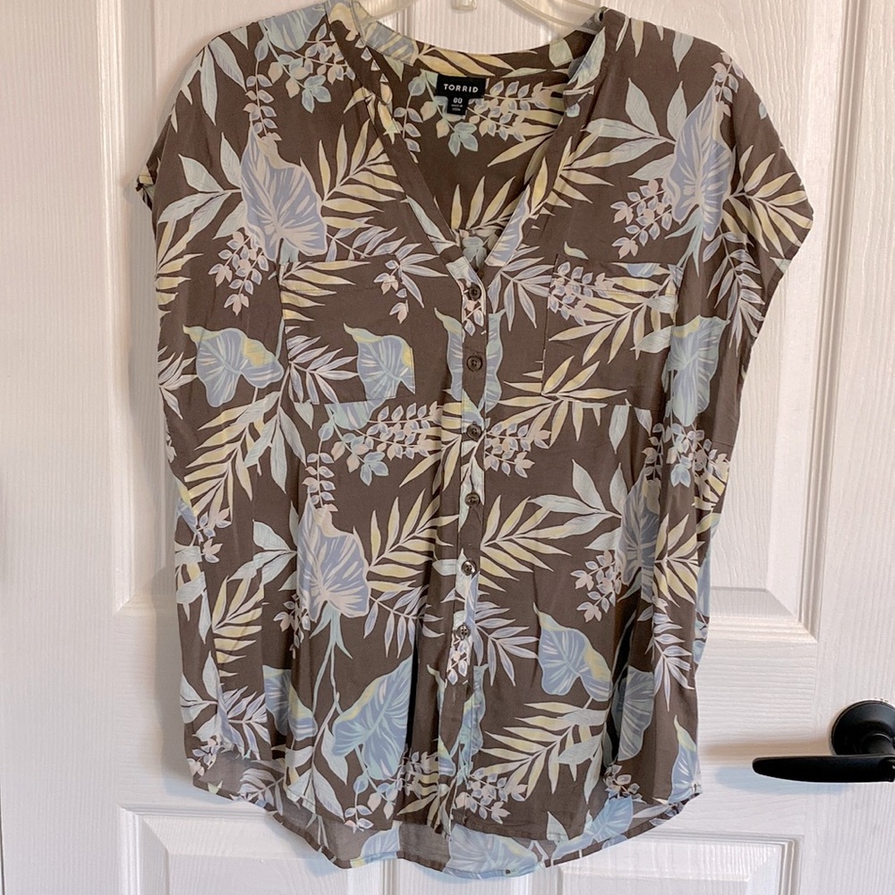 Ladies Top Torrid Size 00, Tropical in Brown, Green & Blue in EUC No Defects
